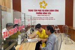 Hỗ trợ người dân làm thủ tục hành chính tại phường Nông Tiến, tỉnh Tuyên Quang. (Nguồn: Cổng thông tin điện tử tỉnh Tuyên Quang)