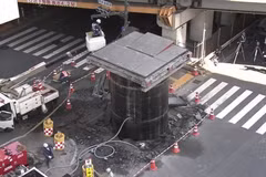 Ống thép khổng lồ nhô lên khỏi mặt đất 13 mét tại thành phố Osaka. (Ảnh: japantimes)