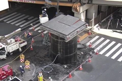 Ống thép khổng lồ nhô lên khỏi mặt đất 13 mét tại thành phố Osaka. (Ảnh: japantimes)