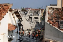 Hiện trường cuộc tấn công bằng tên lửa của Iran tại Rishon LeZion, Israel ngày 14/6/2025. (Ảnh: ANI/TTXVN)