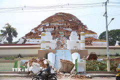 Cảnh tàn phá sau trận động đất tại Mandalay, Myanmar. (Ảnh: THX/TTXVN)