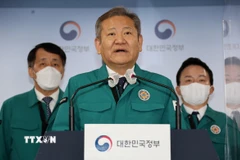 Cựu Bộ trưởng Nội vụ Hàn Quốc Lee Sang-min phát biểu tại cuộc họp báo ở Seoul, ngày 28/11/2022. (Ảnh: Yonhap/TTXVN)