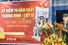 Đại diện Ban liên lạc Hội Cựu chiến binh Việt Nam tại Hungary phát biểu tại buổi lễ. (Ảnh: TTXVN)