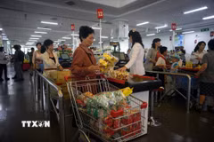 Người dân mua hàng hóa trong siêu thị tại Bình Nhưỡng, Triều Tiên. (Ảnh: AFP/TTXVN)