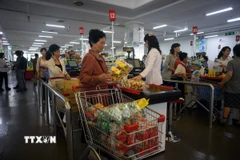 Người dân mua hàng hóa trong siêu thị tại Bình Nhưỡng, Triều Tiên. (Ảnh: AFP/TTXVN)