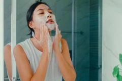Làm sạch kép là bước quan trọng nhất để làm sạch da sau khi trang điểm. (Ảnh: iStock)