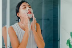 Làm sạch kép là bước quan trọng nhất để làm sạch da sau khi trang điểm. (Ảnh: iStock)