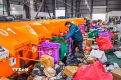 Nhân viên phân loại các đơn hàng tại trung tâm logistics ở Hà Bắc, Trung Quốc. (Ảnh: THX/TTXVN)