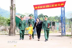 Cán bộ Đồn Biên phòng Cửa khẩu quốc tế Cha Lo và giáo viên điểm trường K Ai (xã Dân Hóa) thường xuyên đến tận nhà vận động gia đình để học sinh Hồ Kay đi học trở lại. (Ảnh: Tá Chuyên/TTXVN)