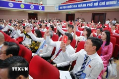 Các đại biểu biểu quyết thông qua dự thảo Nghị quyết Đại hội. (Ảnh minh họa. Thu Hoài/TTXVN)