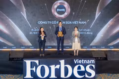 Ông Nguyễn Quốc Khánh - Giám đốc Điều hành Nghiên cứu và Phát triển Vinamilk nhận vinh danh Top 50 Công ty niêm yết tốt nhất Việt Nam. (Ảnh: Forbes Việt Nam)