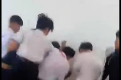 Hình ảnh nhóm học sinh lớp 8 ở Lâm Đồng đánh bạn học cùng lớp. (Ảnh cắt từ clip)