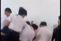 Hình ảnh nhóm học sinh lớp 8 ở Lâm Đồng đánh bạn học cùng lớp. (Ảnh cắt từ clip)