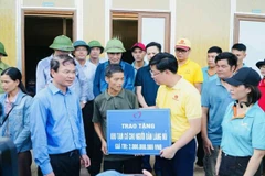 Đại diện Quỹ Thiện Tâm trao tặng hỗ trợ xây dựng khu tạm cư cho người dân Làng Lủ sau bão Yagi năm 2024.