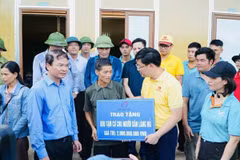 Đại diện Quỹ Thiện Tâm trao tặng hỗ trợ xây dựng khu tạm cư cho người dân Làng Lủ sau bão Yagi năm 2024.