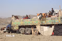 Xe tải chở người di cư Afghanistan về nước qua cửa khẩu Torkham ở biên giới Afghanistan - Pakistan, ngày 3/11/2023. (Ảnh: THX/TTXVN)
