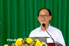 Bác sỹ Chuyên khoa II Bùi Minh Tuấn, Giám đốc Trung tâm Y tế khu vực Mang Thít đóng góp ý kiến đối với dự thảo văn kiện. (Ảnh: Lê Thúy Hằng/TTXVN)
