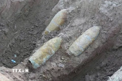 Hiện trường phát hiện ba quả bom. (Ảnh: TTXVN phát)