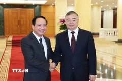 Đồng chí Trịnh Văn Quyết, Bí thư Trung ương Đảng, Trưởng Ban Tuyên giáo và Dân vận Trung ương và đồng chí Lý Thư Lỗi, Uỷ viên Bộ Chính trị, Bí thư Ban Bí thư, Trưởng Ban Tuyên truyền Trung ương Đảng Cộng sản Trung Quốc. (Ảnh: Phương Hoa/TTXVN)