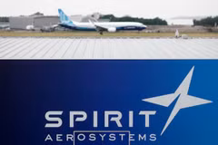Một chiếc Boeing 737 MAX-10 đang hạ cánh, phía trước logo Spirit AeroSystems tại Triển lãm Hàng không Quốc tế Paris lần thứ 54 năm 2023. (Nguồn: Reuters)