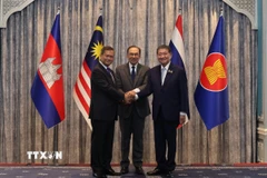 (Từ trái sang) Thủ tướng Campuchia Hun Manet, Thủ tướng Malaysia Anwar Ibrahim và Quyền Thủ tướng Thái Lan Phumtham Wechayachai trong cuộc họp báo tại Putrajaya (Malaysia), sau đàm phán về thỏa thuận ngừng bắn tại khu vực biên giới giữa Campuchia và Thái Lan, ngày 28/7/2025. (Ảnh: THX/TTXVN)