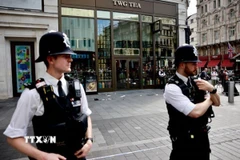 Cảnh sát gác tại hiện trường vụ đâm dao ở Quảng trường Leicester, thủ đô London, Anh, ngày 12/8/2024. (Ảnh: Getty Images/TTXVN)