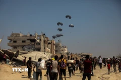 Hàng viện trợ được thả từ máy bay xuống Dải Gaza ngày 27/7/2025. (Ảnh: THX/TTXVN)