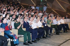 Tổng Bí thư Tô Lâm cùng các đồng chí lãnh đạo, nguyên lãnh đạo Đảng, Nhà nước dự chương trình nghệ thuật giao hưởng thính phòng "80 năm - Bản trường ca vang mãi”. (Ảnh: Thống Nhất/TTXVN)