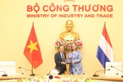 Thứ trưởng Nguyễn Hoàng Long và bà Aukje de Vries, Bộ trưởng Ngoại thương và Hợp tác Phát triển Vương quốc Hà Lan. (Ảnh; Bộ Công Thương)