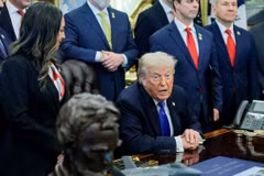Tổng thống Mỹ Donald Trump trả lời câu hỏi của giới truyền thông sau khi ký sắc lệnh hành pháp tại Phòng Bầu dục ở Nhà Trắng, Washington, DC, ngày 30/4/2026 (Ảnh: Reuters)