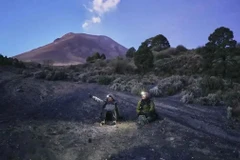 Indonesia nâng mức cảnh báo đối với núi lửa Burni Telong sau khi ghi nhận sự gia tăng hoạt động. (Ảnh: AP)