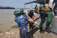Cán bộ, chiến sỹ Hải đội Biên phòng 2, Bộ đội Biên phòng tỉnh Ninh Bình cứu hộ ngư dân gặp nạn trên biển. (Ảnh: TTXVN phát)