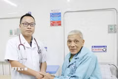 Bác sỹ Bệnh viện Đa khoa tỉnh Phú Thọ kiểm tra sức khỏe người bệnh trước khi ra viện. (Ảnh: TTXVN phát)