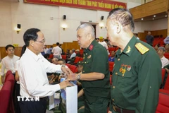 Phó Chủ tịch Quốc hội Trần Quang Phương tặng quà cho các thương binh, cựu chiến binh tỉnh Điện Biên. (Ảnh: Xuân Tư/TTXVN)