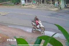 Ảnh trích xuất camera ngày 16/9 đối tượng Hồ Văn Quân dụ dỗ và chở cháu Thị Ha Sa N. đi theo hướng ngã ba Khe Đol, phường Bình Minh, thành phố Tây Ninh. (Ảnh: TTXVN phát)