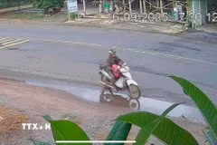 Ảnh trích xuất camera ngày 16/9 đối tượng Hồ Văn Quân dụ dỗ và chở cháu Thị Ha Sa N. đi theo hướng ngã ba Khe Đol, phường Bình Minh, thành phố Tây Ninh. (Ảnh: TTXVN phát)