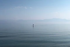 Một người đàn ông chèo thuyền trên vùng biển Ionian gần khu định cư Sidari trên đảo Corfu, Hy Lạp. (Ảnh: Reuters)