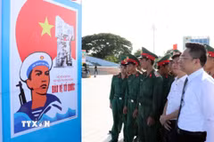Triển lãm tranh cổ động tuyên truyền chủ quyền Biên giới và Biển đảo Tổ quốc tại Ninh Thuận. (Ảnh: Công Thử/TTXVN)