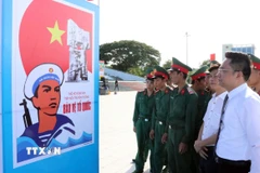 Triển lãm tranh cổ động tuyên truyền chủ quyền Biên giới và Biển đảo Tổ quốc tại Ninh Thuận. (Ảnh: Công Thử/TTXVN)