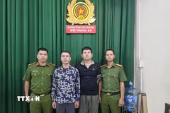 Đối tượng Hoàng Ngọc Sơn và Cao Thanh Lập tại cơ quan điều tra. (Ảnh: TTXVN phát)