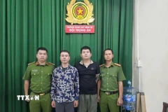 Đối tượng Hoàng Ngọc Sơn và Cao Thanh Lập tại cơ quan điều tra. (Ảnh: TTXVN phát)