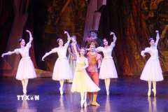 Các nghệ sỹ biểu diễn vở ballet “Romeo & Juliet”. (Ảnh: Phạm Kiên/TTXVN