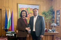 Đại sứ Nguyễn Thị Minh Nguyệt và Thị trưởng Daniel Panov. (Ảnh: TTXVN phát)