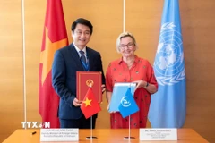 Thứ trưởng Lê Anh Tuấn và bà Anna Joubin-Bret Thư ký trưởng UNCITRAL ký Bản ghi nhớ hợp tác (MOU) giữa Bộ Ngoại giao Việt Nam và UNCITRAL giai đoạn 2025-2031, tháng 7/2025. (Ảnh: TTXVN phát)