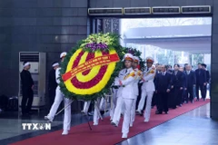 Đoàn đại biểu Ban Chấp hành Trung ương Đảng do Thủ tướng Phạm Minh Chính dẫn đầu vào viếng nguyên Phó Chủ tịch Hội đồng Bộ trưởng Đoàn Duy Thành. (Ảnh: Phạm Kiên/TTXVN)