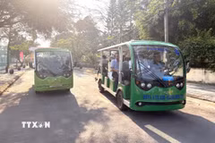 Du khách trải nghiệm tham quan đảo Cồn Cỏ bằng xe điện – phương tiện thân thiện môi trường, phù hợp với định hướng phát triển du lịch sinh thái, góp phần mang đến hành trình khám phá chậm rãi giữa không gian biển đảo còn nhiều nguyên sơ. (Ảnh: Nguyên Linh/TTXVN)