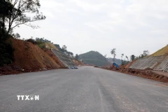 Một đoạn trên tuyến cao tốc cửa khẩu Hữu Nghị - Chi Lăng, tỉnh Lạng Sơn đã hoàn thành thảm bêtông nhựa. (Ảnh: Văn Đạt/TTXVN)