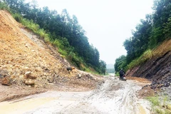 Đất đá tràn xuống đường tỉnh 294B, đoạn qua xã Tam Tiến. (Nguồn: Báo Bắc Ninh)