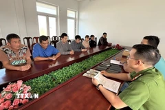 Công an tỉnh Đắk Lắk làm việc với các đối tượng liên quan trong vụ án. (Ảnh: TTXVN phát)