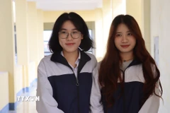 Em Nguyễn Thị Khánh Chi (phải), học sinh lớp 12 Địa, Trường THPT Chuyên Hà Tĩnh đã đoạt giải Nhất, đồng thủ khoa môn Địa lý trong Kỳ thi học sinh giỏi quốc gia năm học 2025 - 2026 với điểm số ấn tượng 16,5. (Ảnh: Hoàng Ngà/TTXVN)